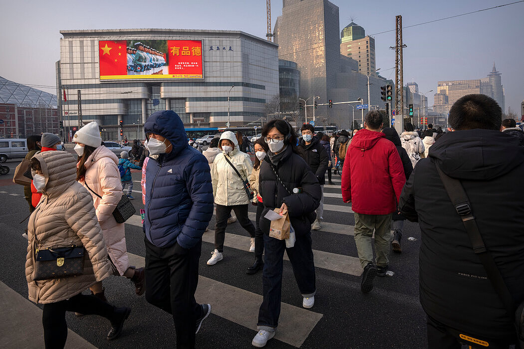 北京街头的一个大屏幕上在展示中国军队。