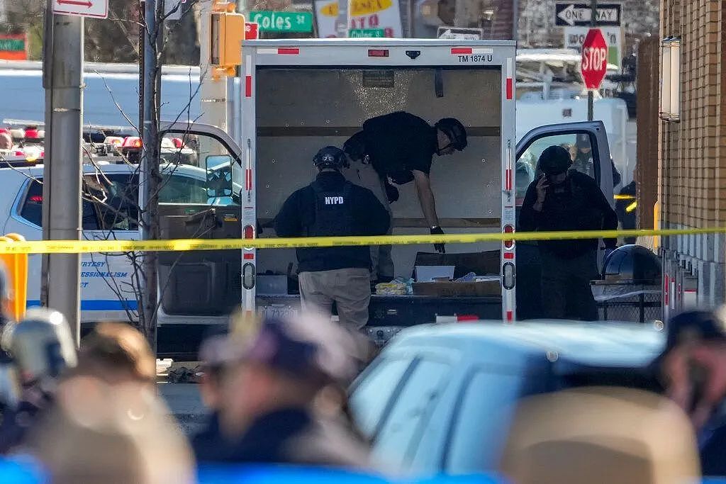 恐怖！U-Haul司机“想死”，在纽约横冲直撞伤及8人，62岁华男被捕（组图） - 3