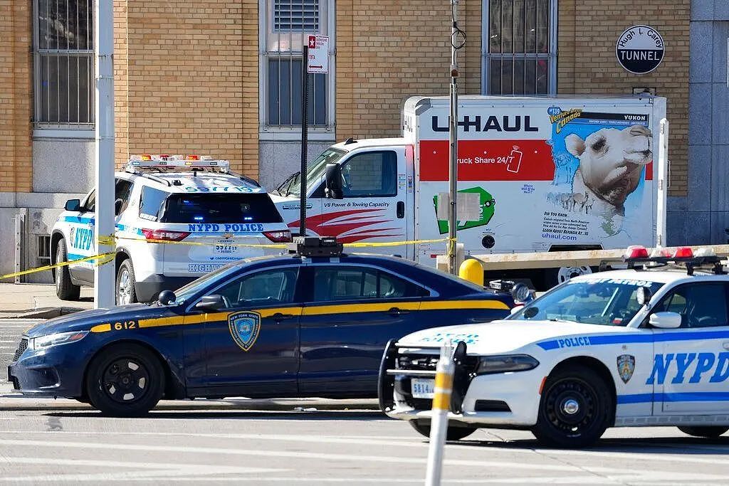 恐怖！U-Haul司机“想死”，在纽约横冲直撞伤及8人，62岁华男被捕（组图） - 1
