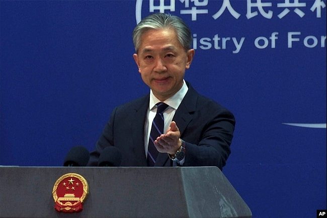 中国外交部发言人汪文斌在周一记者会上。（2023年2月13日）