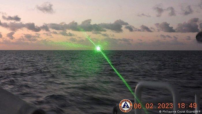 菲方称，2月6日，一艘中国海警船在南中国海向一艘菲律宾船只使用“军用级别的激光”
