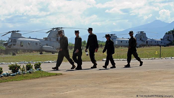 美国防长奥斯汀宣布与菲律宾达成协议，使美国能够进入菲律宾的另外四个军事基地。如此一来，美国军队便能紧盯两个关键地点：台湾海峡和南中国海的争议地区。据官员称，每天都有大约500名美军士兵在菲律宾执勤，该国允许美军在指定的菲律宾军营中停留。