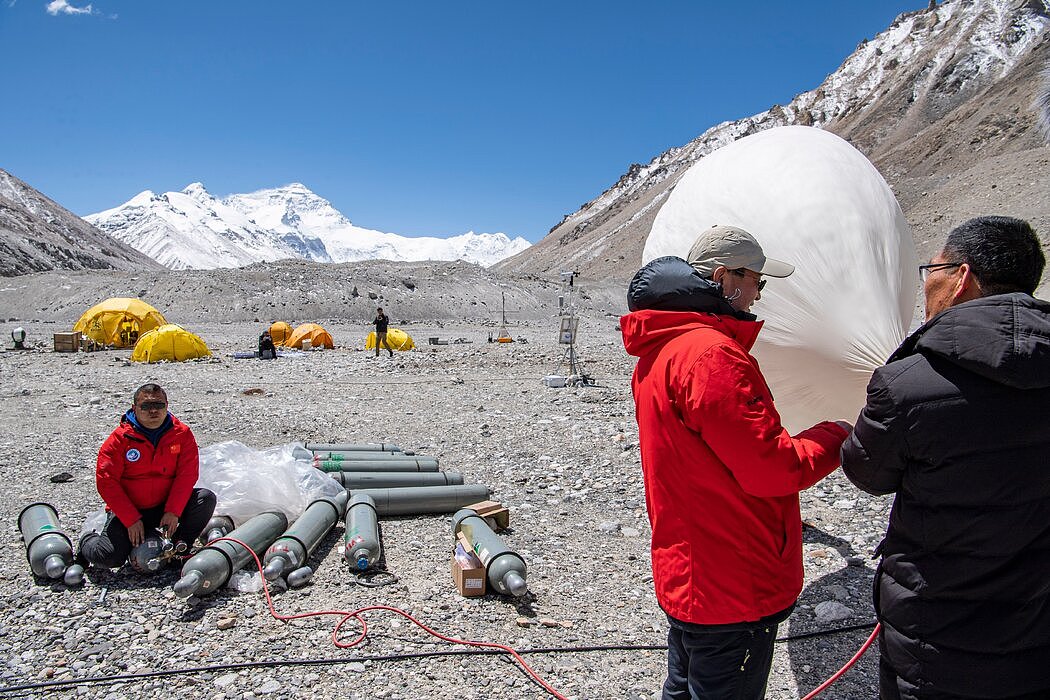 科学家们在珠穆朗玛峰北边的西藏给气象气球充气，摄于去年5月。飘越美国上空的中国气球比这个更大、更高端，飞得也更高。