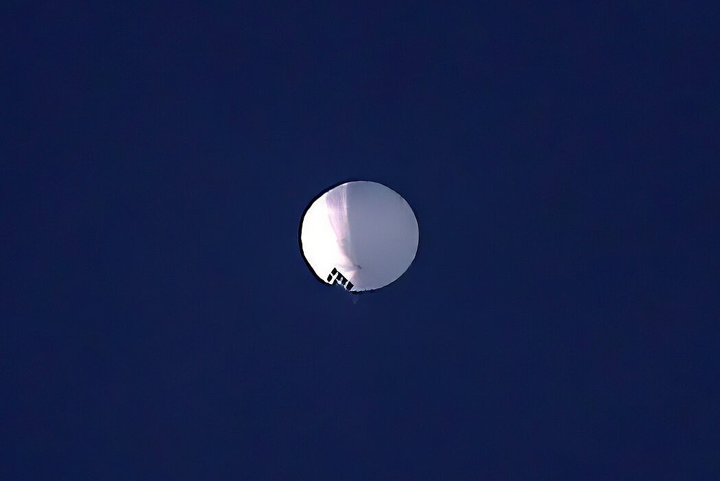 本月早些时候在美国蒙大拿州比林斯上空看到的高空气球。该气球后来在南卡罗来纳州海岸被击落。