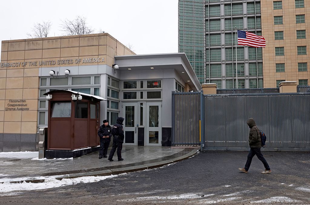 美国驻俄大使馆12日发布公告，要求美国公民应避免前往俄罗斯，已在当地的美国公民应保持警戒并立即离开。 图为美国驻俄大使馆。 （图／路透）
