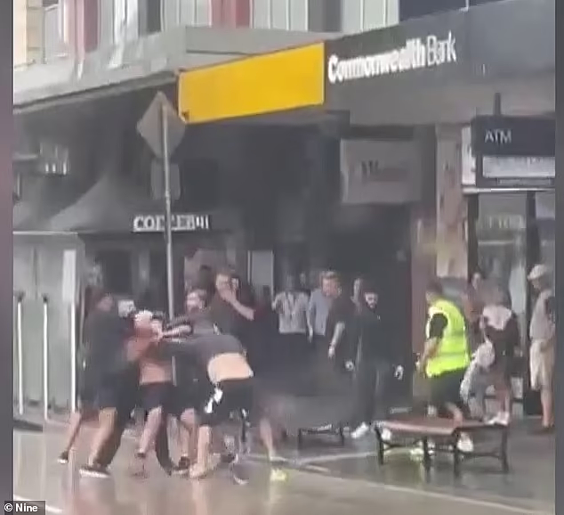 澳华人区发生群殴事件，多名男子在街头大打出手，路人被惊呆（视频/组图） - 3