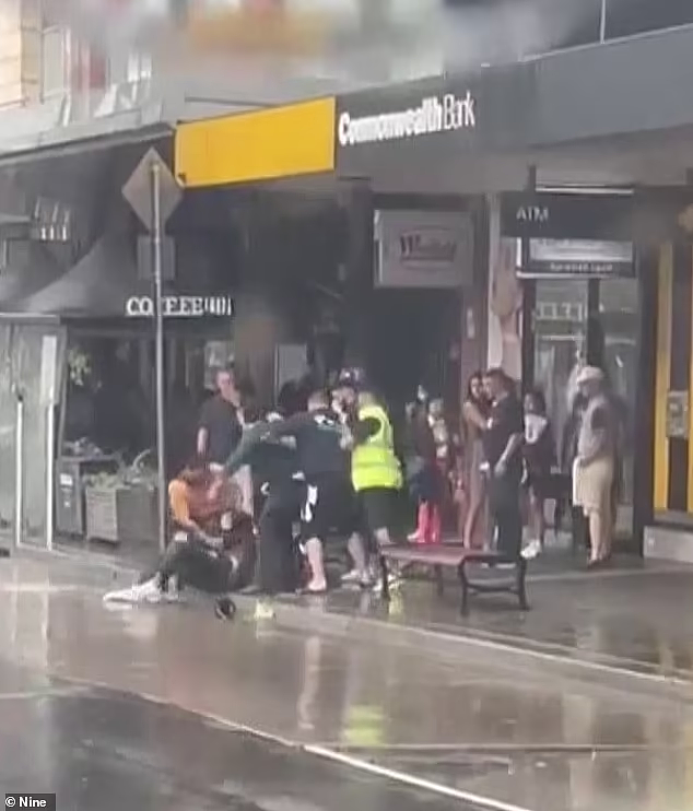 澳华人区发生群殴事件，多名男子在街头大打出手，路人被惊呆（视频/组图） - 2