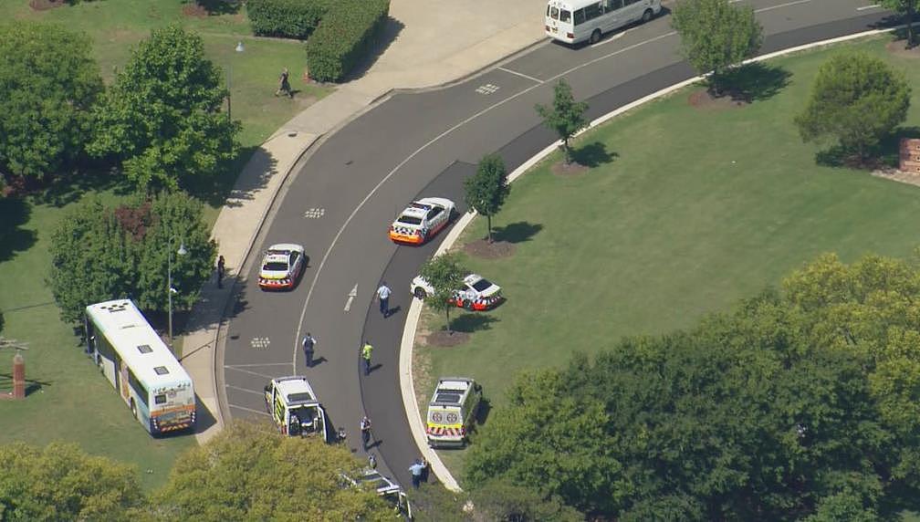 悉尼学校外发生车祸！10岁男孩被公交撞死，沿路街道封锁，交通受阻（组图） - 3