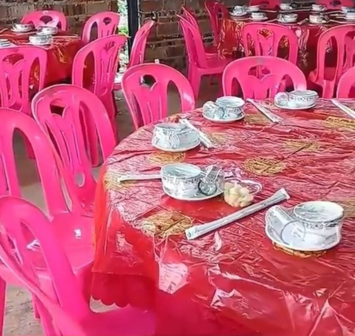 內地近日瘋傳影片，廣東1名男子日前舉辦婚禮並邀請親友、村民參加，詎料婚禮當日，3,000多人的村民及親友，竟然無一個前來祝賀。（影片截圖）