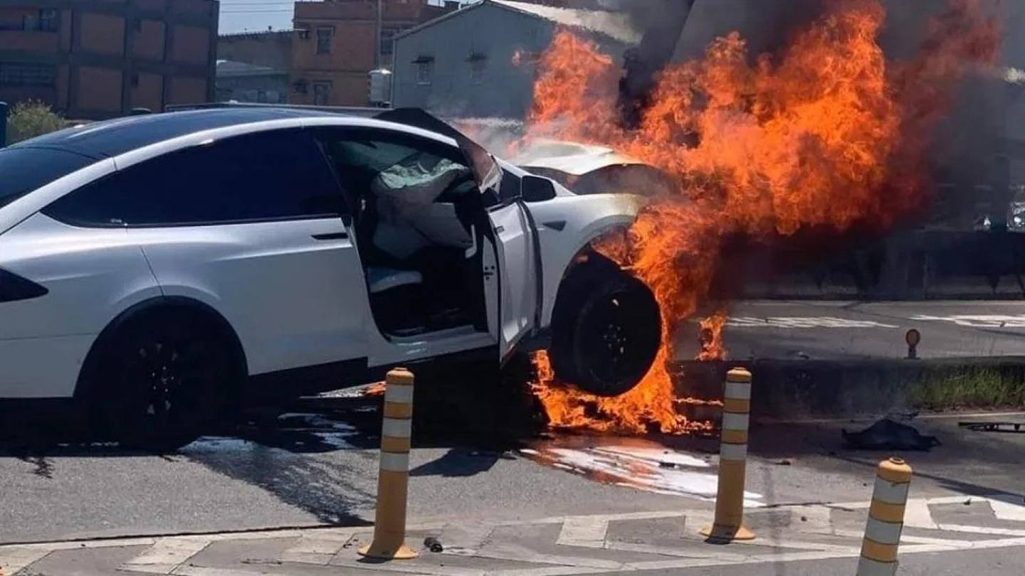 台湾艺人林志颖于2022年7月22日在桃园发生严重车祸，他驾驶的白色特斯拉（Tesla）突然失控自控分隔岛指示杆后起火，当时其6岁儿子坐在车颧副驾驶座。 （fb群组「爆废公社」图片）