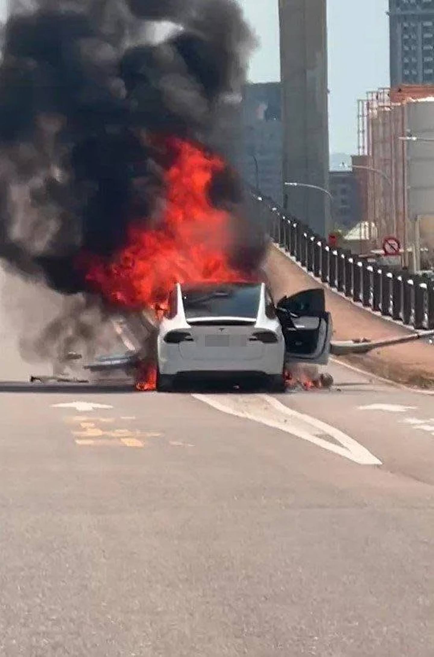 台湾艺人林志颖于2022年7月22日在桃园发生严重车祸，他驾驶的白色特斯拉（Tesla）突然失控自控分隔岛指示杆后起火，当时其6岁儿子坐在车颧副驾驶座。 （记者爆料网图片）
