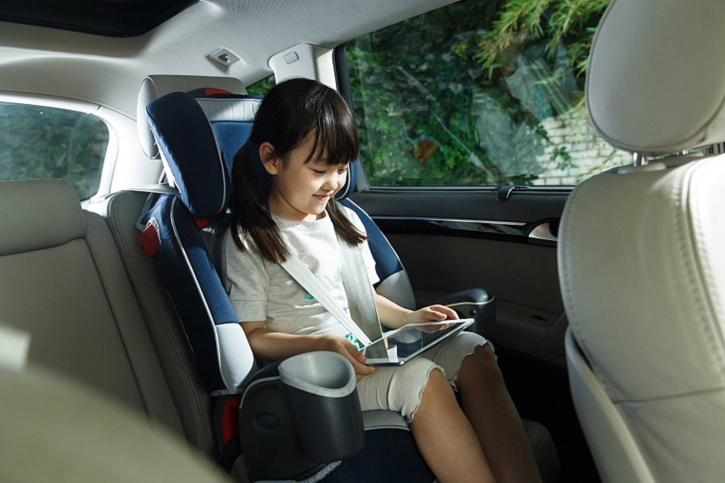 儿童乘坐私家车时，安排坐在后座的儿童安全椅上会较安全，法例亦有列明应如何安排。 （资料图片）