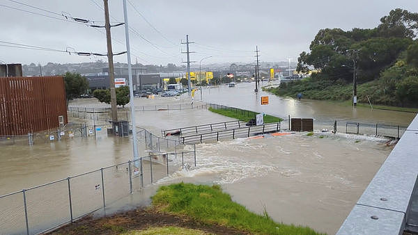 ▲▼纽西兰奥克兰暴雨洪水，市区主要道路淹成一片汪洋，2死、2失踪。 （图／路透）