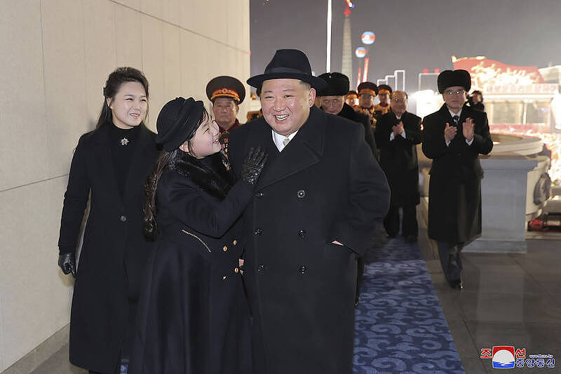 北韓領導人金正恩（前右）8日與他的女兒和妻子李雪主（左）出席建軍25週年閱兵典禮。（美聯社）