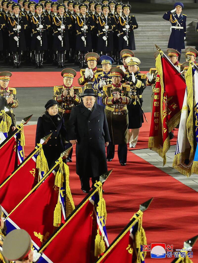 北韓領導人金正恩（中）和他的女兒金朱愛（左）８日出席閱兵儀式。（歐新社）