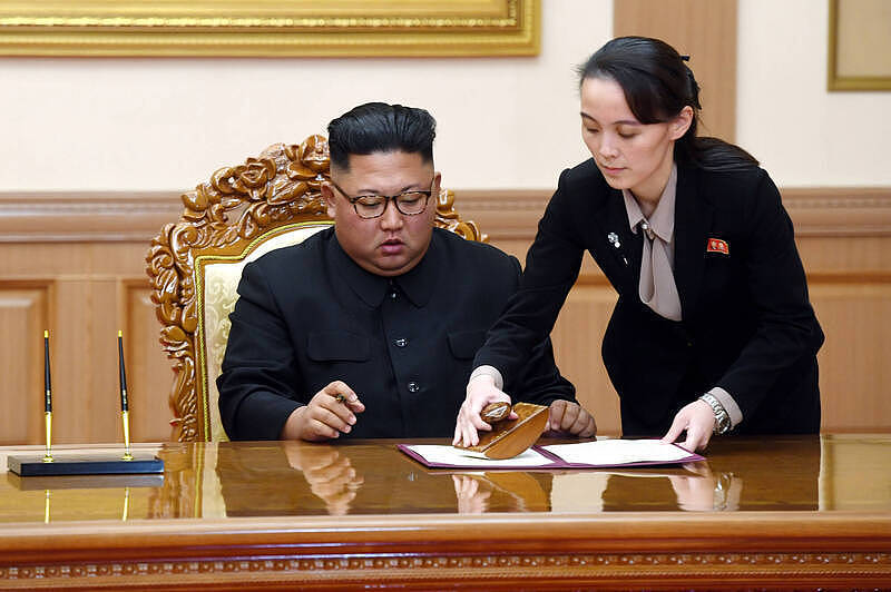 北韓領導人金正恩的胞妹金與正似乎地位動搖。（美聯社檔案照）