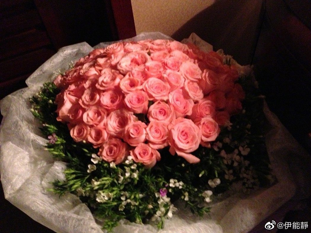 伊能靜貼出婚前秦昊第一次送她花的照片。 圖／擷自微博