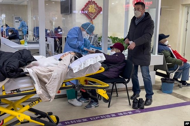 北京一家医院的急诊室医生正在诊断病人。（2023年1月19日）