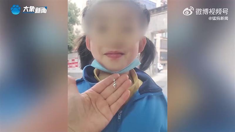 中國一名媽媽透露，女兒從同學那收到超貴重的項鍊。（圖／翻攝自微博）