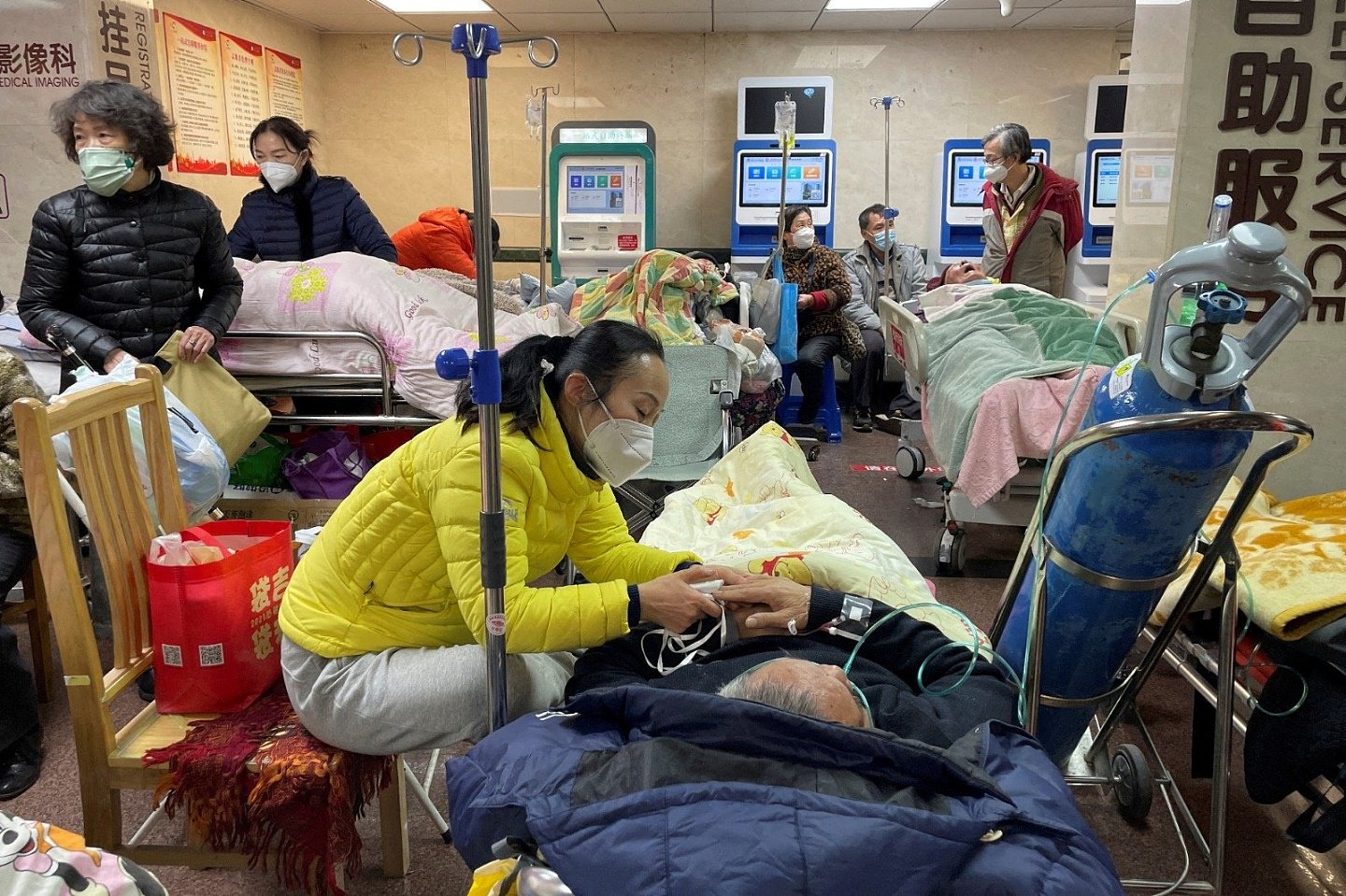 中国去年12月放弃世界上最严格的“清零”防控政策后，疫情快速蔓延，民众面临买药难、就医难困境。1月4日在上海一家医院，患者躺在急诊室走廊的床上和担架上。（图取自路透社档案照）