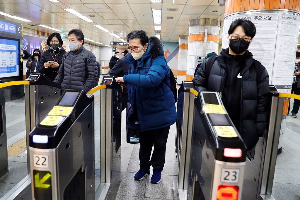 由于享有免费搭捷运的福利，跑腿送货的工作深受南韩银发族欢迎。 （图／路透）