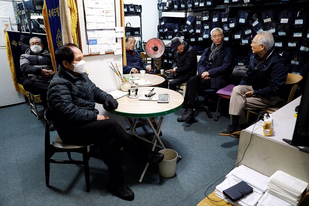 面对高龄化社会带来的庞大财政压力，南韩政府正考虑是否提高「老人」法定年龄，从现行的65岁调整为70岁。（图／路透）