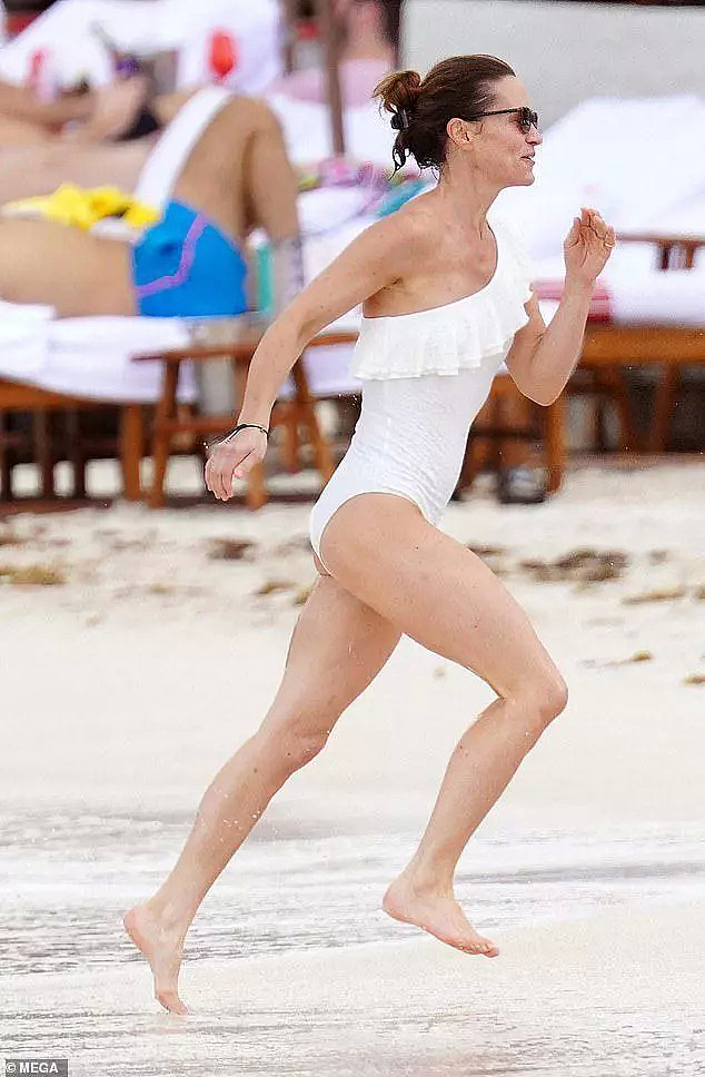凯特王妃39岁妹妹海中玩，穿木耳边泳衣活泼矫健，两年生俩娃显老（组图） - 2