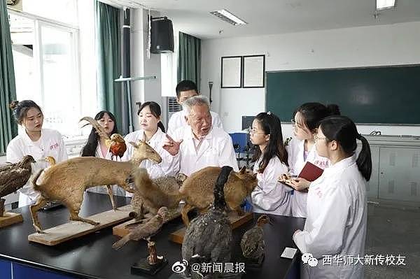 胡锦矗先生退休后，依然每天在办公室工作，也依然会到实验室给学生讲授知识。 网图