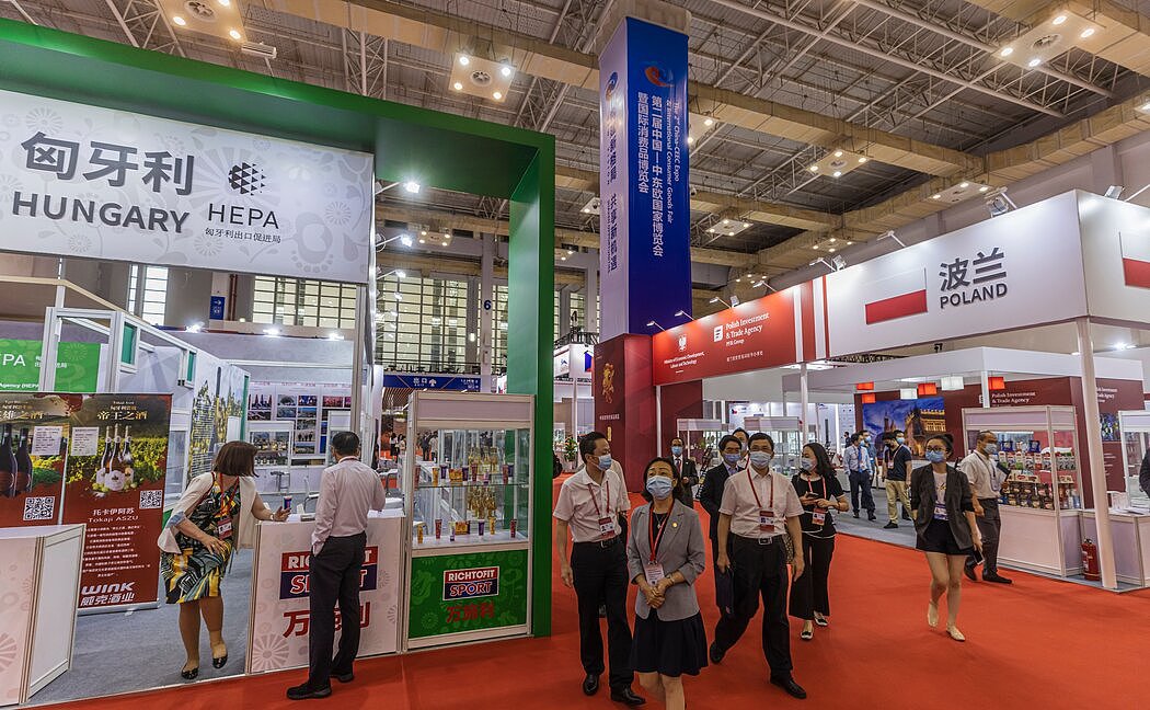 2021年在中国宁波举行的博览会上，东欧和中欧国家的展位。