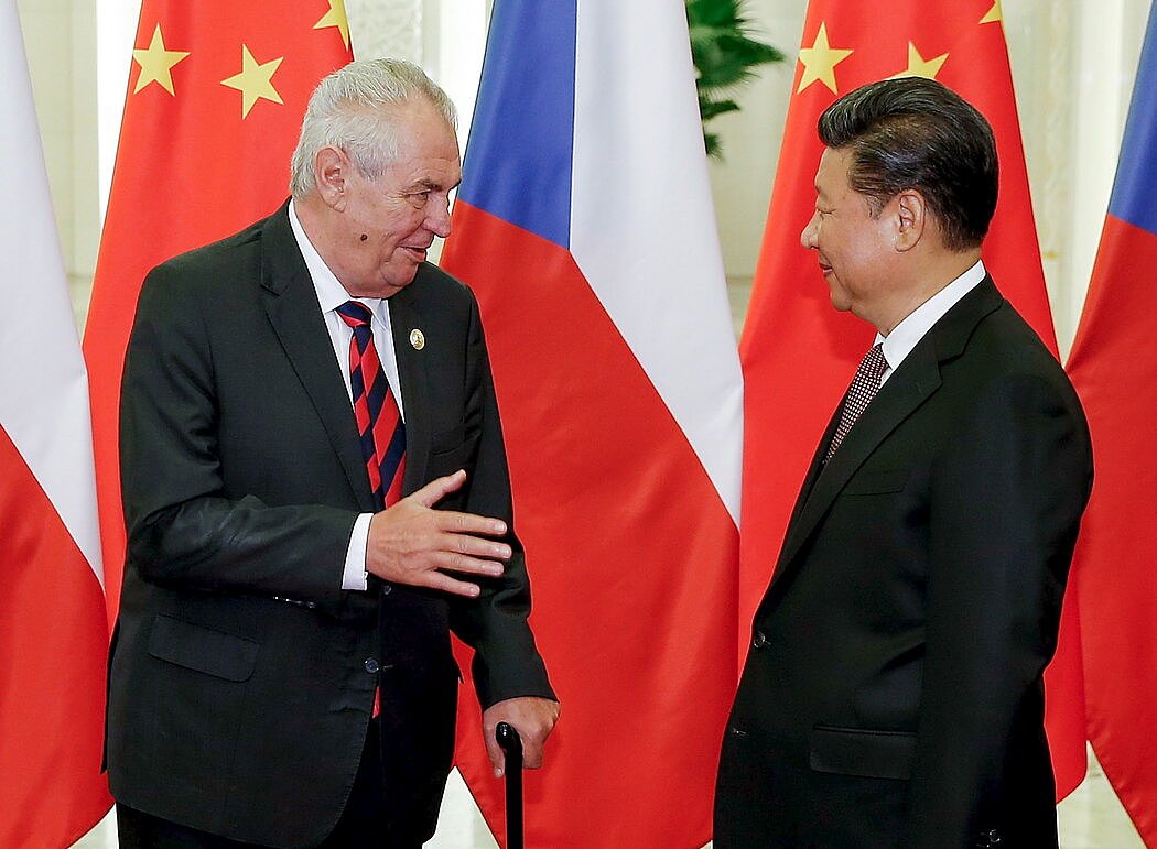 2015年，捷克共和国总统米洛斯·泽曼（左）和中国领导人习近平在北京。