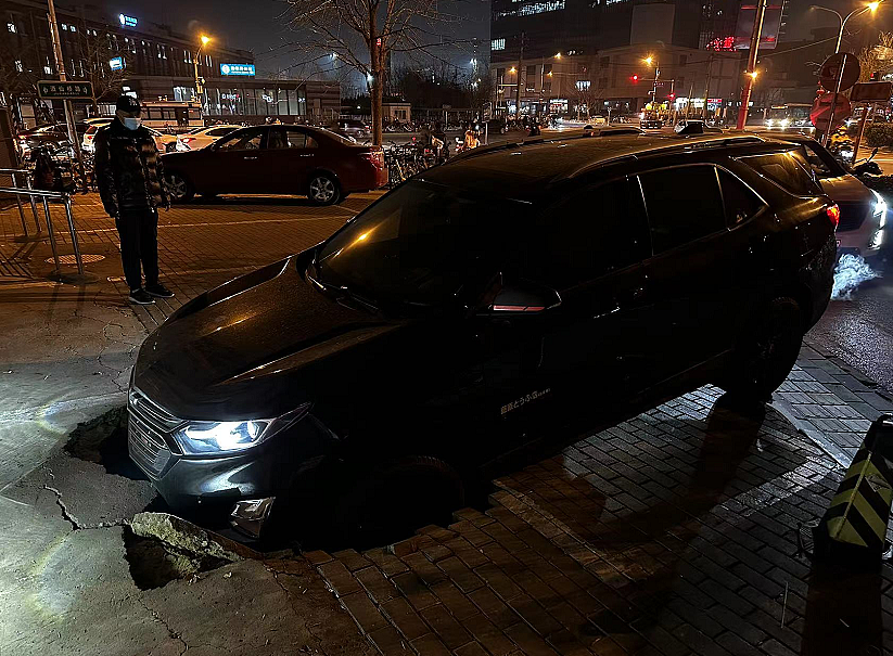 惊险一幕！北京闹市街头路面塌陷，SUV栽进大坑，司机跳车逃生（组图） - 2
