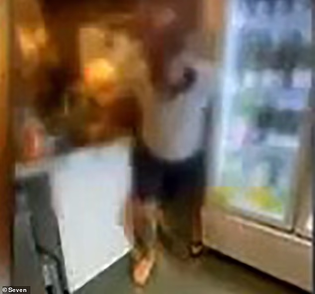 “有人想杀我！”澳精神病患者闯入餐厅，被捆绑制服，竟离奇当场暴毙（视频/组图） - 2