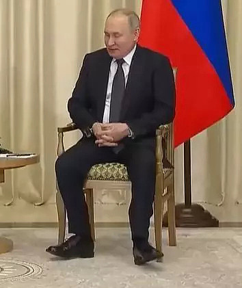 70岁普京见卢卡申科，双脚动个不停，英媒：像是在发密电码（组图） - 2