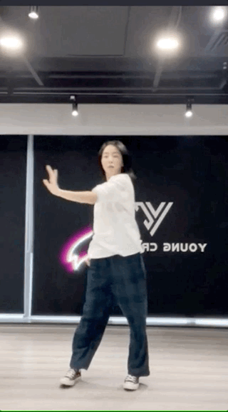 36岁央视主持人李思思跳女团舞，动作僵硬，被调侃像黄磊老婆孙莉（组图） - 6