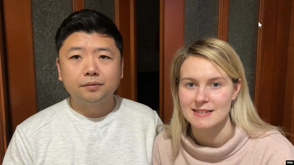 居住在乌克兰敖德萨的北京青年王吉贤和妻子达莎接受美国之音记者斯洋专访（采访视频截图）