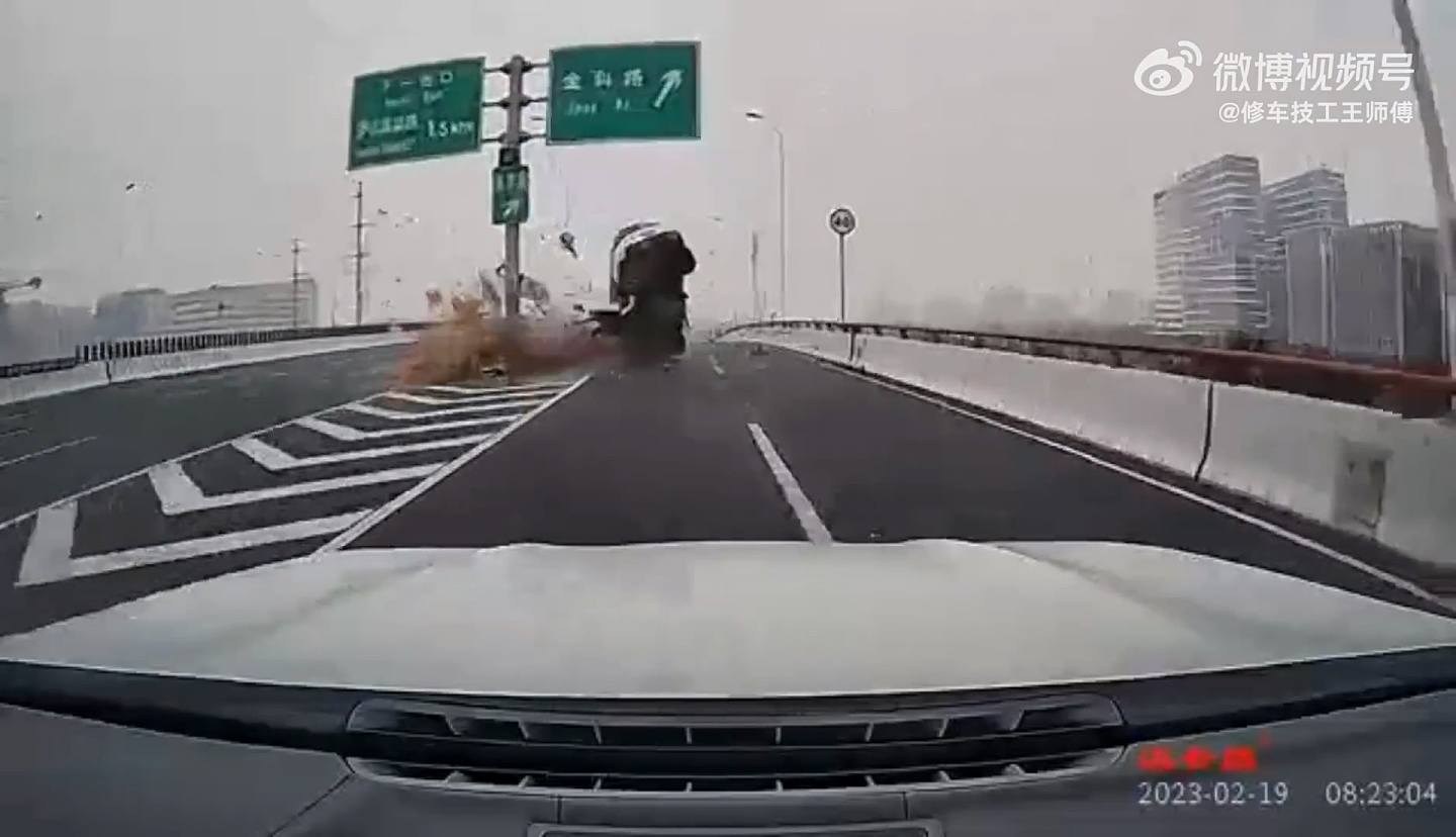 上海私家车撞水箱后横飞跌落高架桥陷火海！司机死亡（视频/组图） - 2