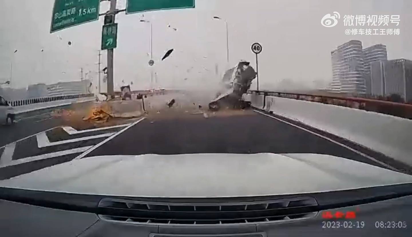 上海私家车撞水箱后横飞跌落高架桥陷火海！司机死亡（视频/组图） - 3