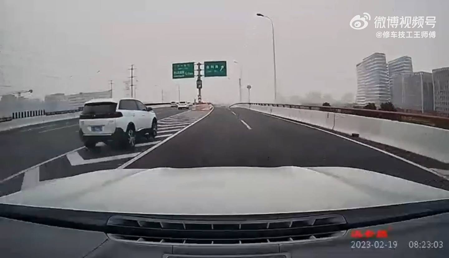 上海私家车撞水箱后横飞跌落高架桥陷火海！司机死亡（视频/组图） - 1
