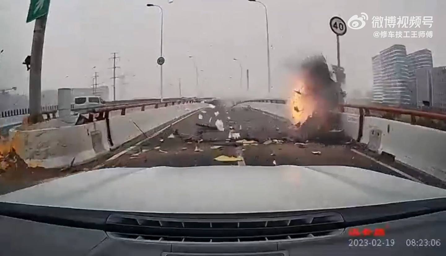 上海私家车撞水箱后横飞跌落高架桥陷火海！司机死亡（视频/组图） - 4