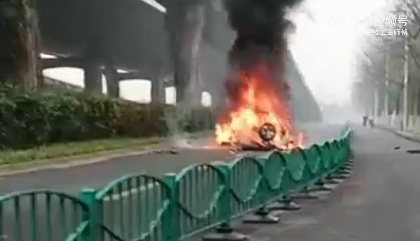上海私家车撞水箱后横飞跌落高架桥陷火海！司机死亡（视频/组图） - 5