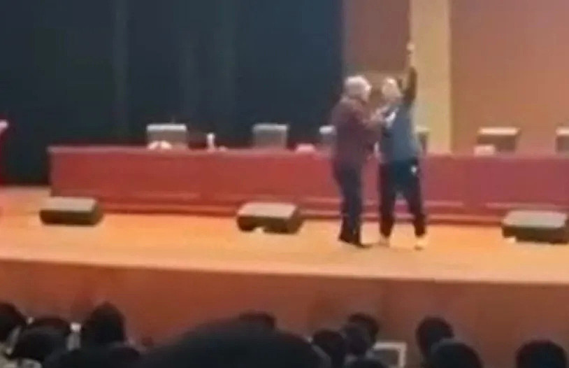 学生（右）冲上讲台抢走教授麦克风，对教授（左）呛声。 翻摄微博/安徽省合肥市庐江县