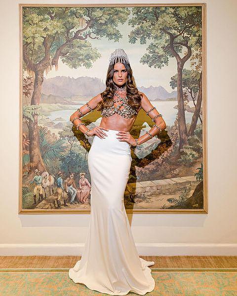 38岁巴西超模狂欢节当女王！“钻石胸衣”惊艳，和钢铁腹肌真相配（组图） - 2