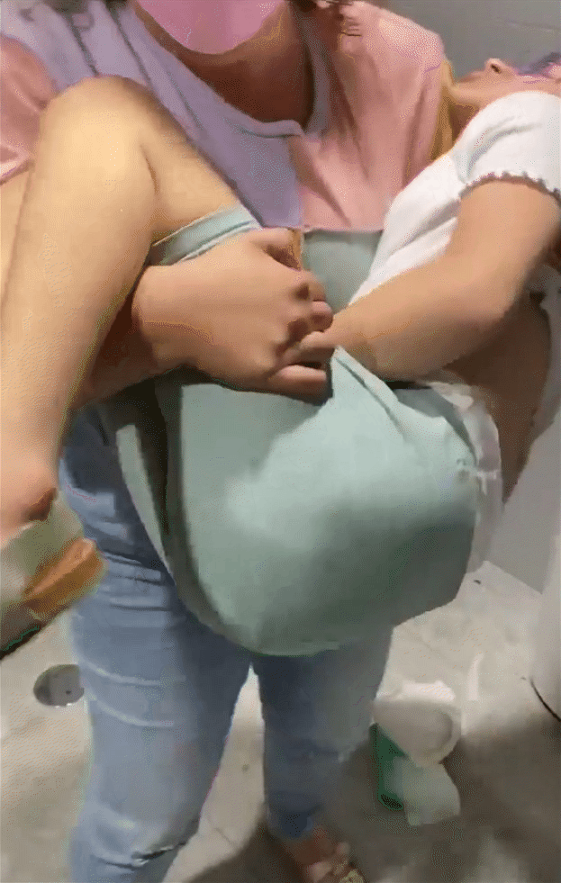 珀斯母亲跪在商场，给11岁女儿换尿布！无奈诉说“她有权利与我们一样享有尊严” - 2