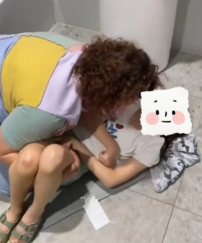 珀斯母亲跪在商场，给11岁女儿换尿布！无奈诉说“她有权利与我们一样享有尊严” - 4