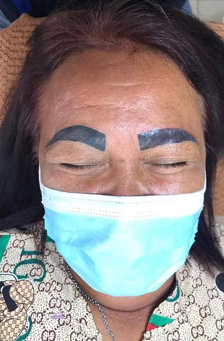 大妈的纹眉成品「独具一格」。 翻摄脸书6D Eyebrow Tattoo Phetchabun By Ajarn Pangpond