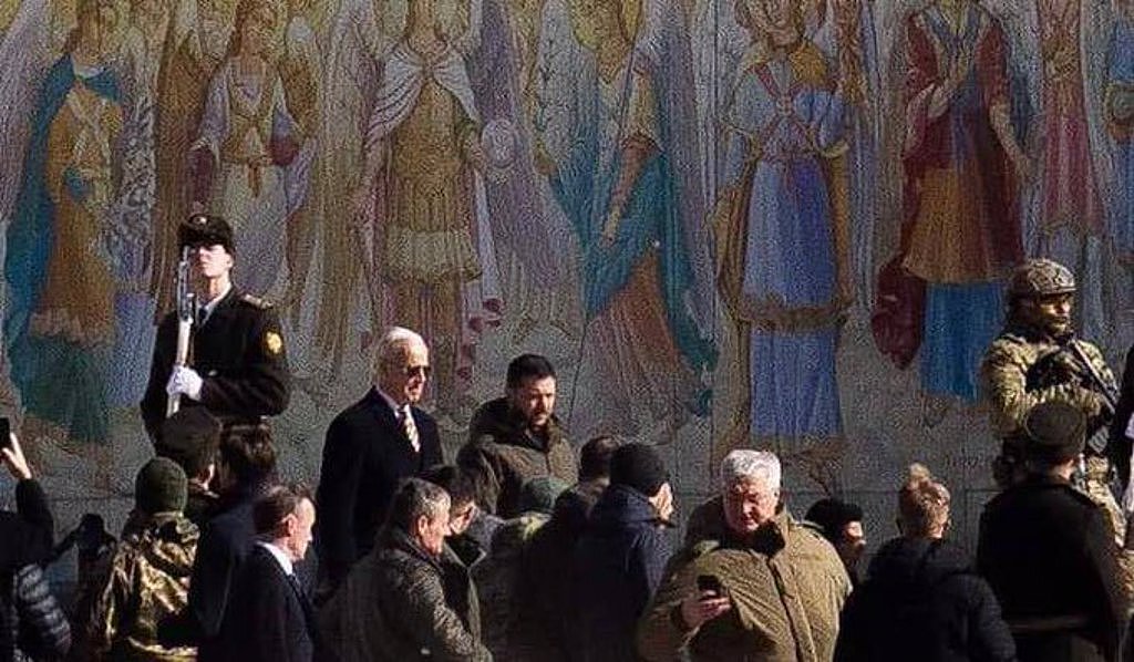 美國總統拜登突訪基輔 ，與澤倫斯基陪同，一起憑弔陣亡將士紀念牆，此時傳來空襲警報。(圖/路透)