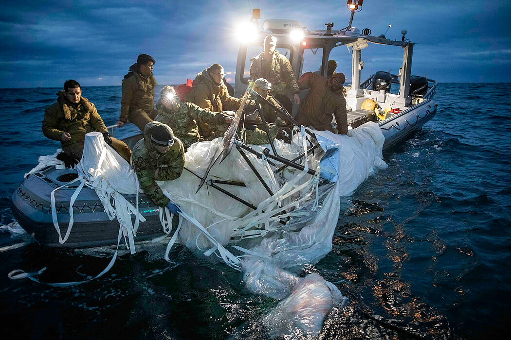 美国在南卡罗来纳州海岸附近打捞中国的高空监视气球，摄于本月。