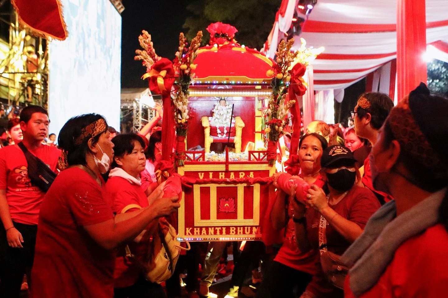 在印尼西爪哇省茂物，人们在2月5日（正月十五）舞龙舞狮，抬著神轿巡游庆祝元宵节。（图取自路透社）