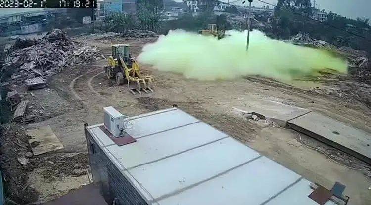 浓烈刺鼻！中国柳州一地出现黄绿色不明气体泄漏，有人当场中毒昏迷（组图） - 1