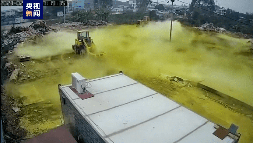 浓烈刺鼻！中国柳州一地出现黄绿色不明气体泄漏，有人当场中毒昏迷（组图） - 2